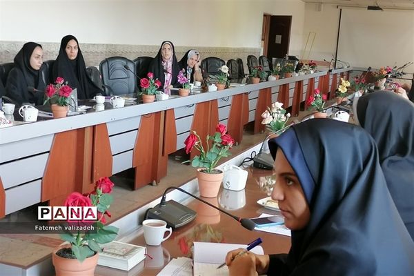 جلسه توجیهی مراقبین سلامت مدارس در شهرستان‌قرچک