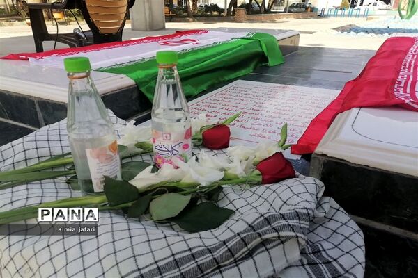 تجدید پیمان بانوان بسیجی بافقی با شهدا
