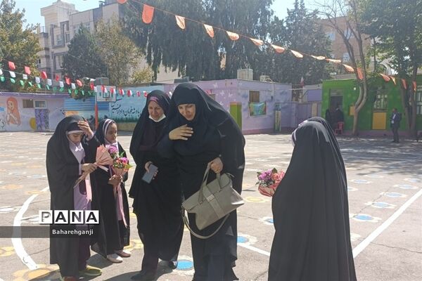 آیین رو نمایی از کتاب «به رسم عموقاسم» دل نوشته‌های دانش‌آموزان در دبستان شاهد لاله‌ها