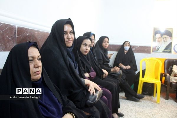 نشست صمیمی مدیرکل آموزش و پرورش استان بوشهر با کادر دبستان نبوت و هفده شهریور