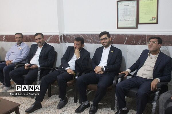 نشست صمیمی مدیرکل آموزش و پرورش استان بوشهر با کادر دبستان نبوت و هفده شهریور