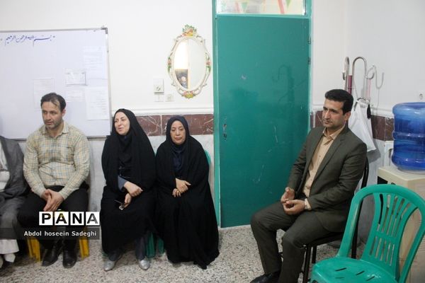 نشست صمیمی مدیرکل آموزش و پرورش استان بوشهر با کادر دبستان نبوت و هفده شهریور