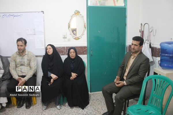 نشست صمیمی مدیرکل آموزش و پرورش استان بوشهر با کادر دبستان نبوت و هفده شهریور