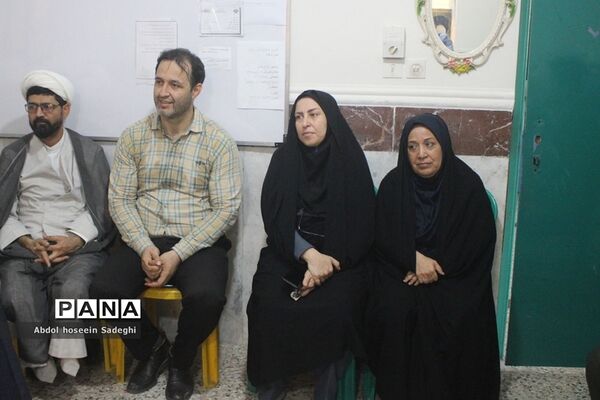 نشست صمیمی مدیرکل آموزش و پرورش استان بوشهر با کادر دبستان نبوت و هفده شهریور