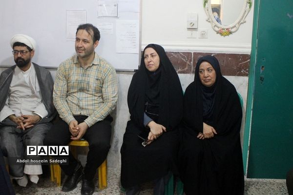 نشست صمیمی مدیرکل آموزش و پرورش استان بوشهر با کادر دبستان نبوت و هفده شهریور