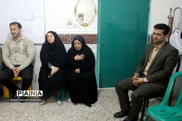 نشست صمیمی مدیرکل آموزش و پرورش استان بوشهر با کادر دبستان نبوت و هفده شهریور