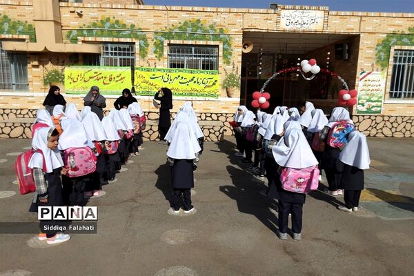 جشن شکوفه‌های دبستان عالیه جبروتی یک یزد همزمان با آغاز هفته دفاع مقدس