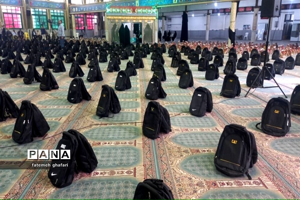 رزمایش توزیع لوازم التحریر به دانش‌آموزان در قائمشهر