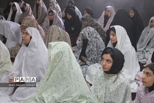 نماز جماعت در دبیرستان متوسطه اول شهید سهام خیام بوشهر