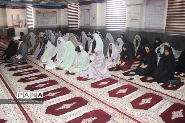 نماز جماعت در دبیرستان متوسطه اول شهید سهام خیام بوشهر
