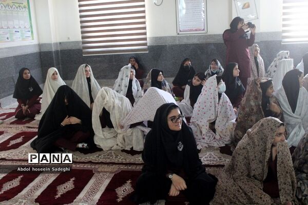 نماز جماعت در دبیرستان متوسطه اول شهید سهام خیام بوشهر