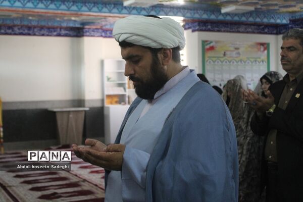 نماز جماعت در دبیرستان متوسطه اول شهید سهام خیام بوشهر