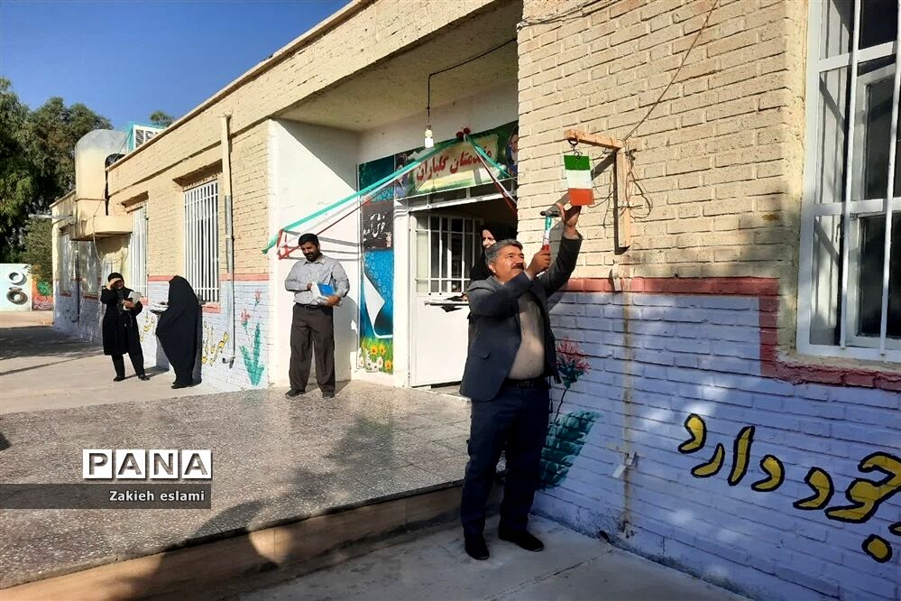 نواختن زنگ مهر و مقاومت در دبیرستان سمیه شهرستان خاتم
