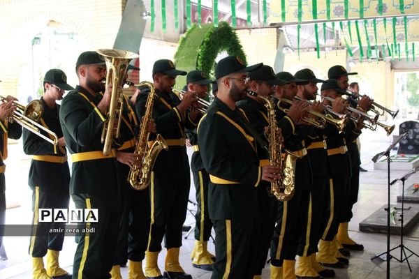 غبار روبی مزار شهدای کرمانشاه به مناسبت هفته دفاع مقدس