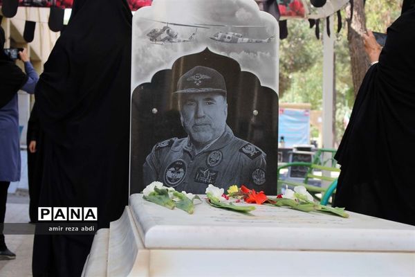 غبار روبی مزار شهدای کرمانشاه به مناسبت هفته دفاع مقدس