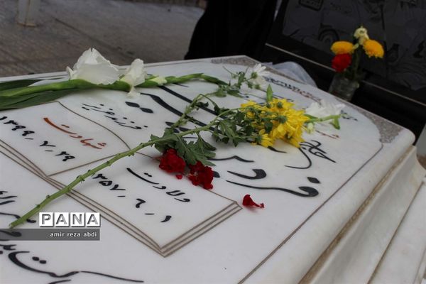 غبار روبی مزار شهدای کرمانشاه به مناسبت هفته دفاع مقدس