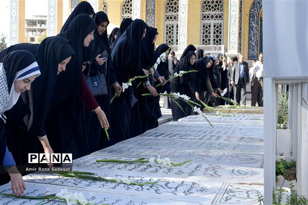 غبارروبی و عطرافشانی گلزارمطهر شهدا به مناسبت هفته دفاع مقدس در یزد