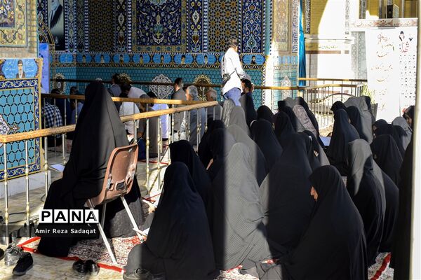 غبارروبی و عطرافشانی گلزارمطهر شهدا به مناسبت هفته دفاع مقدس در یزد