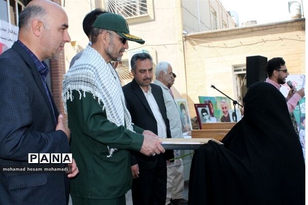 آیین نواختن زنگ ایثار و شهادت در دبیرستان پسرانه نابینایان امید