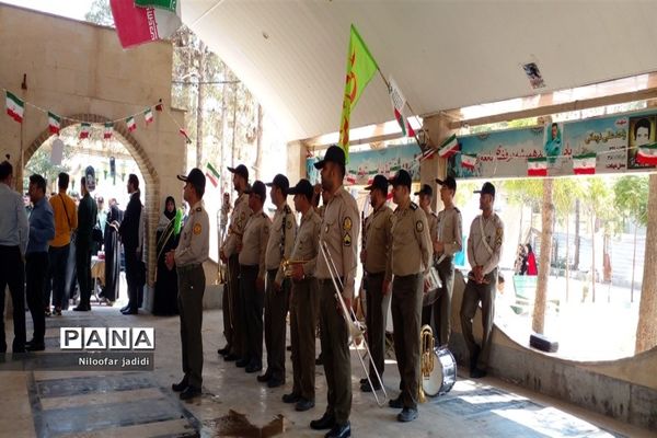 برگزاری مراسم گلباران مزار شهدا و نمایشگاه دفاع مقدس در شهرستان رباط کریم