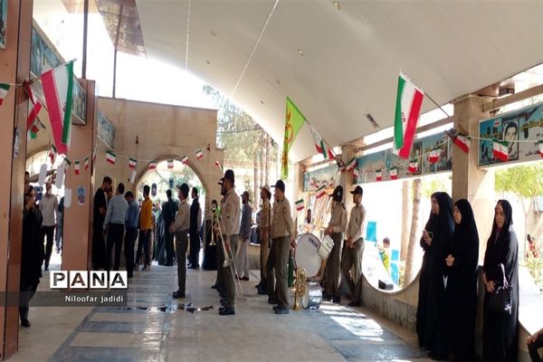 برگزاری مراسم گلباران مزار شهدا و نمایشگاه دفاع مقدس در شهرستان رباط کریم