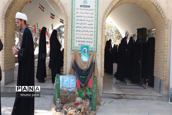 برگزاری مراسم گلباران مزار شهدا و نمایشگاه دفاع مقدس در شهرستان رباط کریم