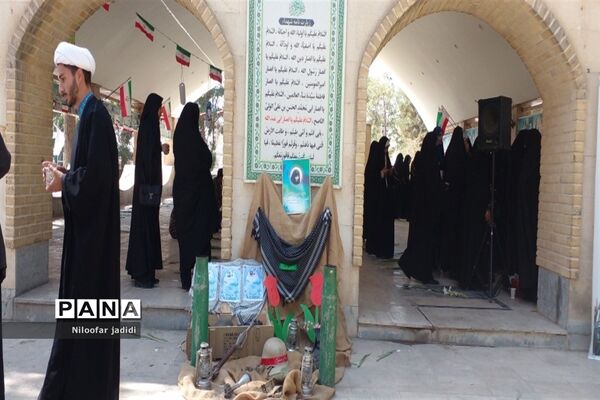 برگزاری مراسم گلباران مزار شهدا و نمایشگاه دفاع مقدس در شهرستان رباط کریم