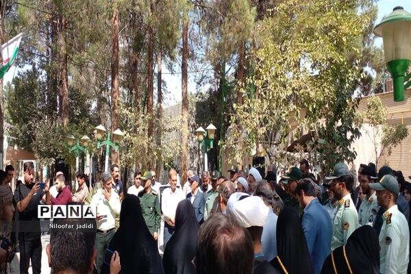 برگزاری مراسم گلباران مزار شهدا و نمایشگاه دفاع مقدس در شهرستان رباط کریم