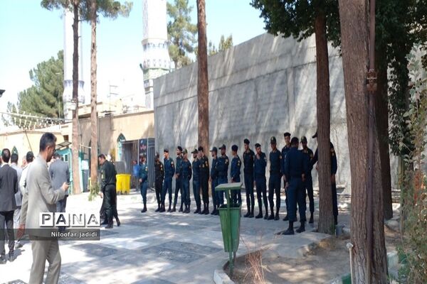 برگزاری مراسم گلباران مزار شهدا و نمایشگاه دفاع مقدس در شهرستان رباط کریم
