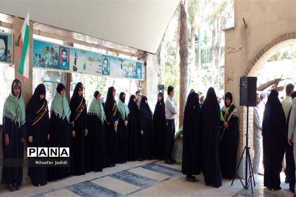 برگزاری مراسم گلباران مزار شهدا و نمایشگاه دفاع مقدس در شهرستان رباط کریم