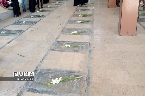 برگزاری مراسم گلباران مزار شهدا و نمایشگاه دفاع مقدس در شهرستان رباط کریم