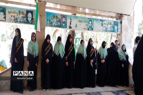 برگزاری مراسم گلباران مزار شهدا و نمایشگاه دفاع مقدس در شهرستان رباط کریم