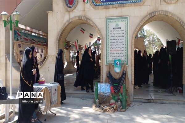 برگزاری مراسم گلباران مزار شهدا و نمایشگاه دفاع مقدس در شهرستان رباط کریم