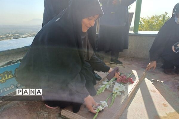 غباررویی و گل‌افشانی شهدای گمنام کوه صفه با حضور بانوان شاغل اداره‌کل اصفهان