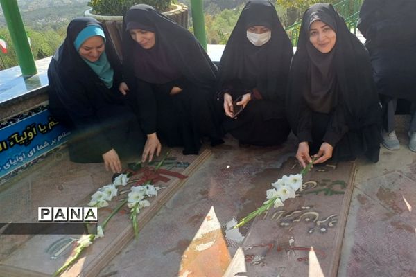 غباررویی و گل‌افشانی شهدای گمنام کوه صفه با حضور بانوان شاغل اداره‌کل اصفهان