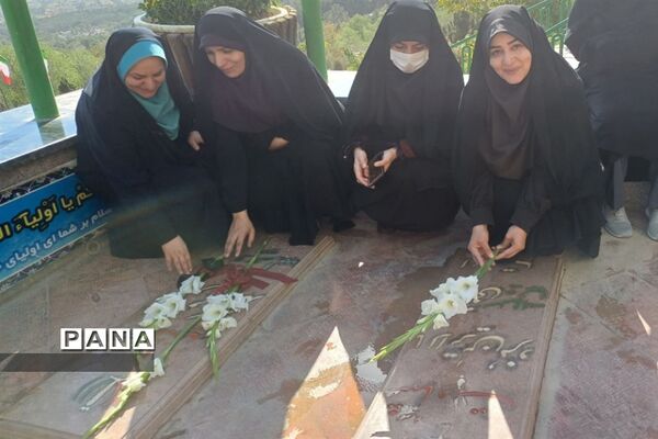 غباررویی و گل‌افشانی شهدای گمنام کوه صفه با حضور بانوان شاغل اداره‌کل اصفهان