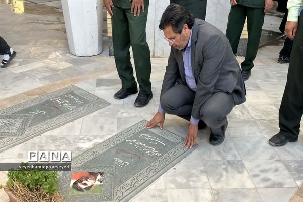 ادای احترام به شهدای دفاع مقدس ابرکوه به مناسبت هفته دفاع مقدس