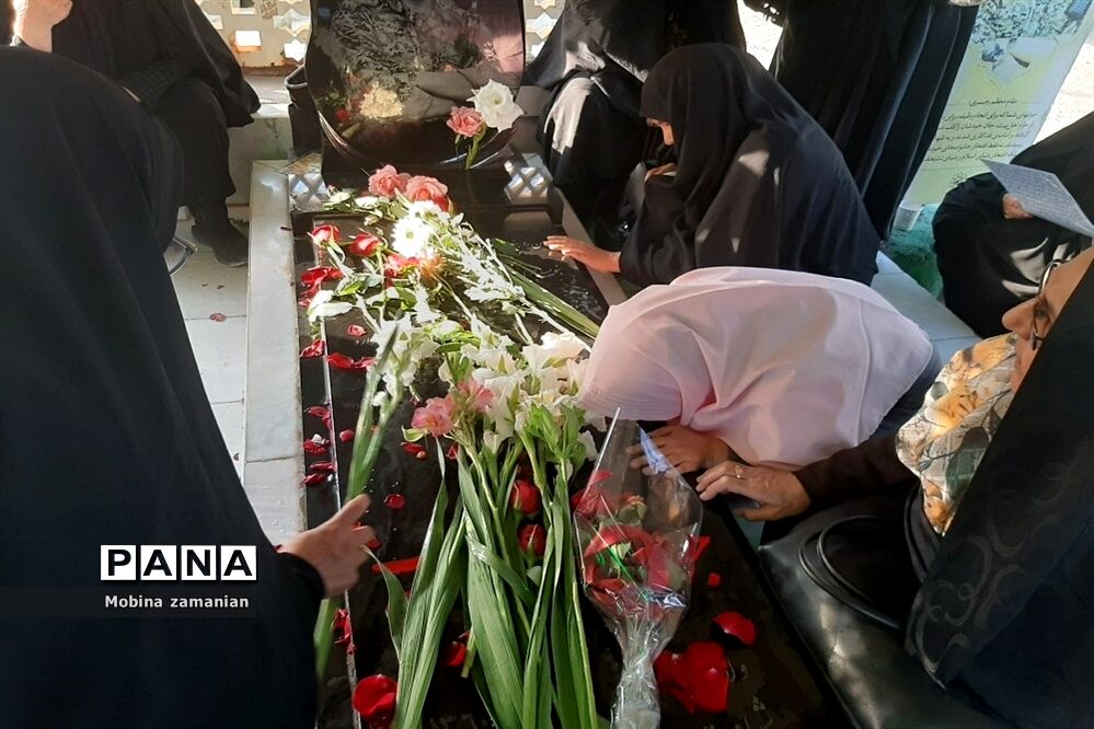 بزرگداشت هفته دفاع مقدس در مزار شهدای پارک خورشید