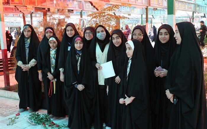 تجدید میثاق دانش‌آموز خبرنگاران پانای قم با شهدا