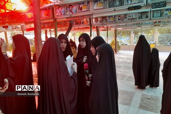 آیین گلباران مزار شهدا به‌مناسبت هفته دفاع مقدس