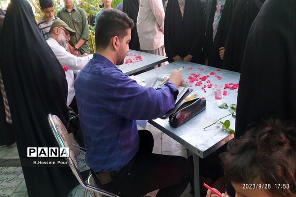 آیین گلباران مزار شهدا به‌مناسبت هفته دفاع مقدس