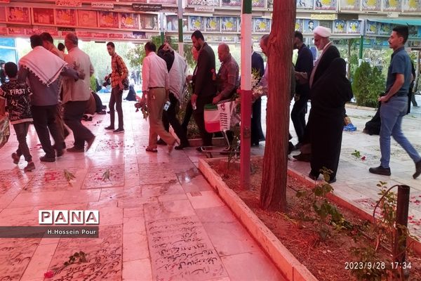 آیین گلباران مزار شهدا به‌مناسبت هفته دفاع مقدس