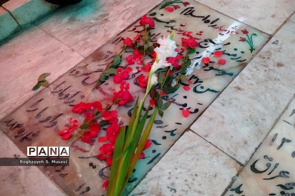 آیین گلباران مزار شهدا به‌مناسبت هفته دفاع مقدس