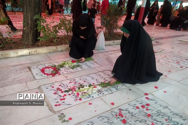 آیین گلباران مزار شهدا به‌مناسبت هفته دفاع مقدس