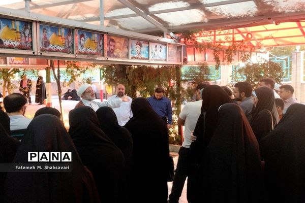 آیین گلباران مزار شهدا به‌مناسبت هفته دفاع مقدس