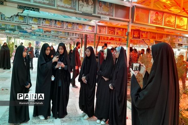 آیین گلباران مزار شهدا به‌مناسبت هفته دفاع مقدس