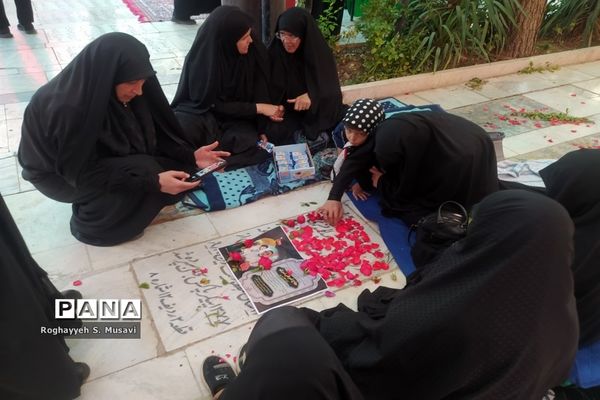 آیین گلباران مزار شهدا به‌مناسبت هفته دفاع مقدس