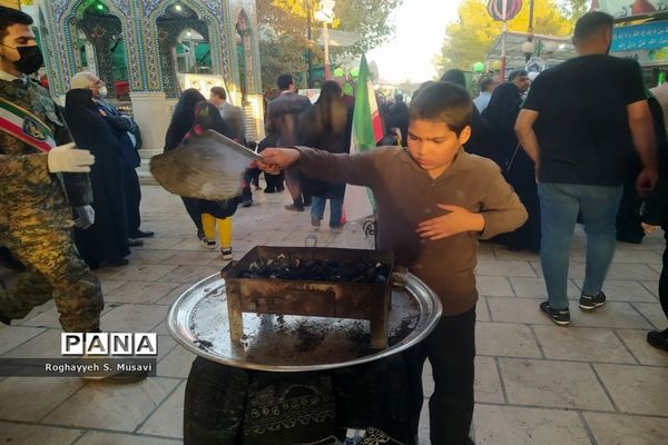 آیین گلباران مزار شهدا به‌مناسبت هفته دفاع مقدس