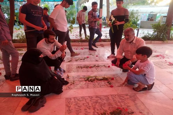 آیین گلباران مزار شهدا به‌مناسبت هفته دفاع مقدس