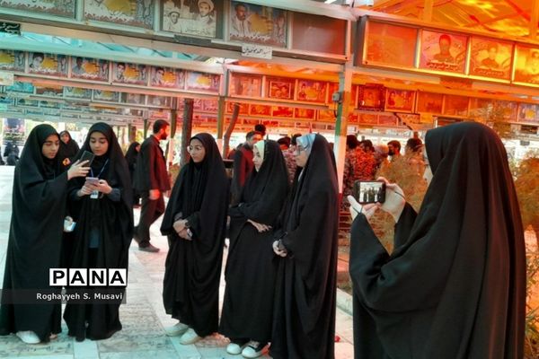 آیین گلباران مزار شهدا به‌مناسبت هفته دفاع مقدس